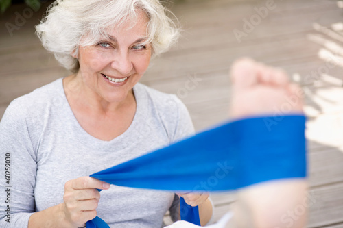 Aktive Seniorin mit Gymnastikband