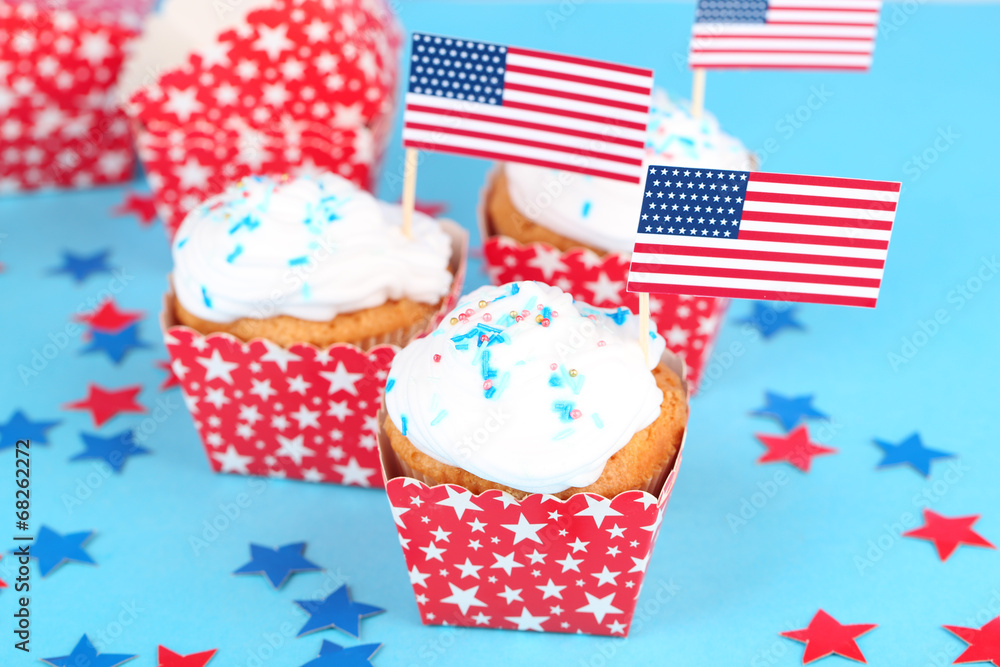 Fototapeta premium American patriotic holiday cupcakes on blue background
