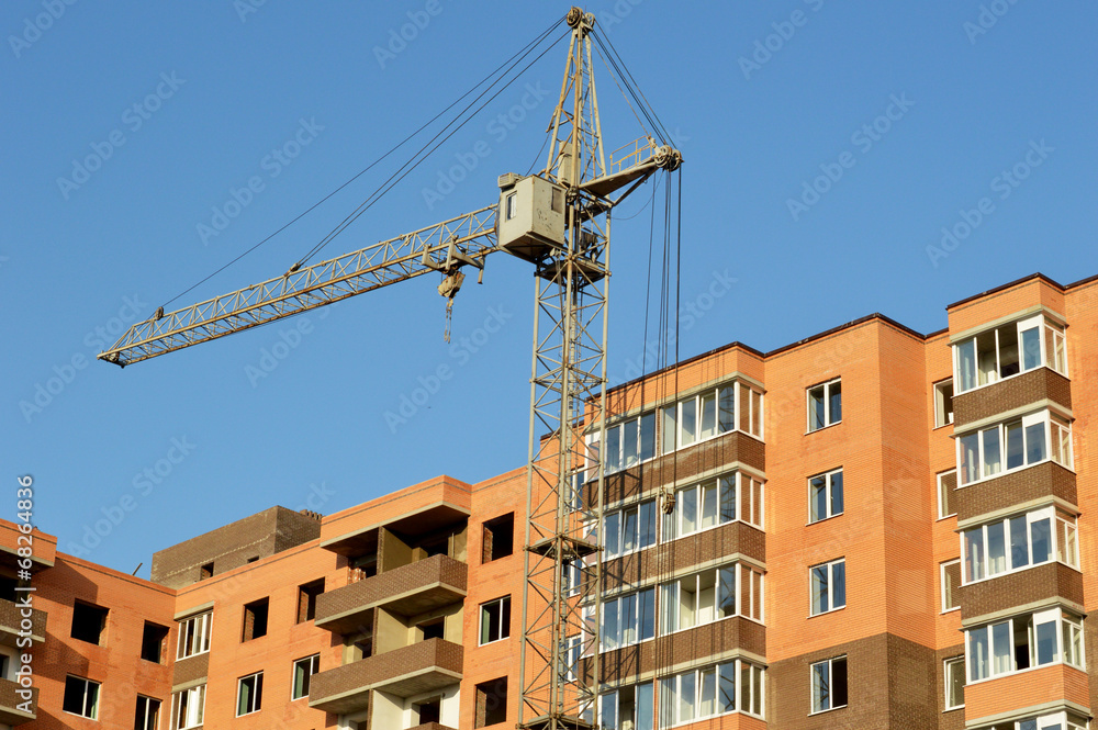 Construction of the new brick building by means of the elevating