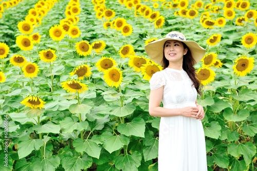 ひまわり畑に立っている白いワンピースと麦わら帽子を着ているアジア人の美しい女性 Stock Foto Adobe Stock ひまわり畑に立っている白いワンピースと麦わら帽子を着ているアジア人の美しい女性 Stock Foto Adobe Stock
