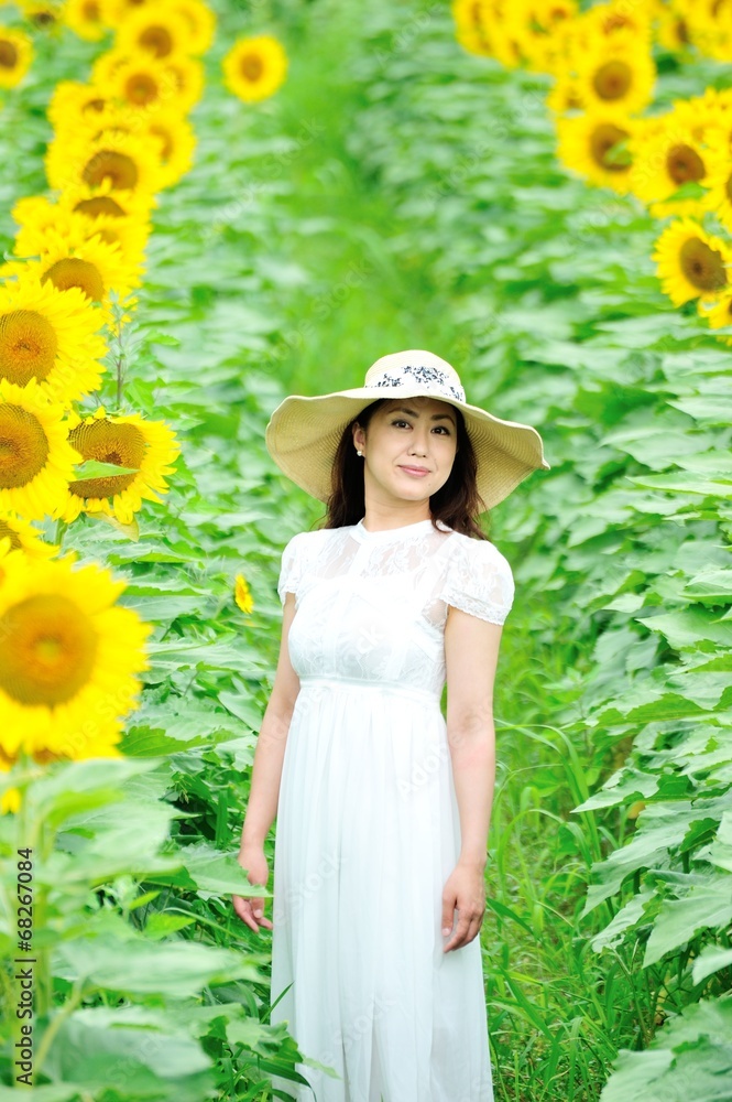 ひまわり畑に立っている白いワンピースと麦わら帽子を着ているアジア人の美しい女性 Stock Foto Adobe Stock ひまわり畑に立っている白いワンピースと麦わら帽子を着ているアジア人の美しい女性 Stock Foto Adobe Stock