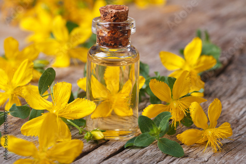 Fotografie remedy St. John's wort flower in a glass bottle