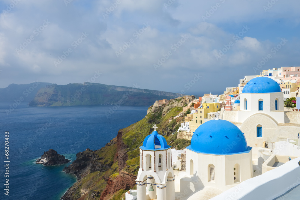 Fototapeta Klasyczna scena Santorini ze słynnymi niebieskimi kościołami kopułowymi
