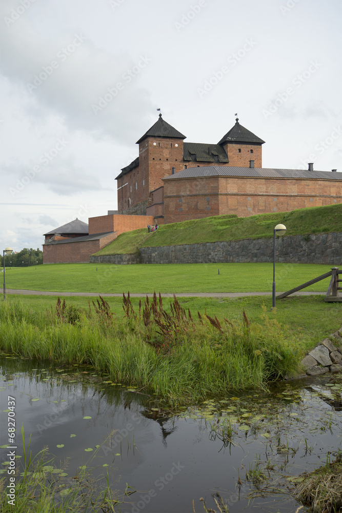 Вид на замок Хяме пасмурным днем. Финляндия
