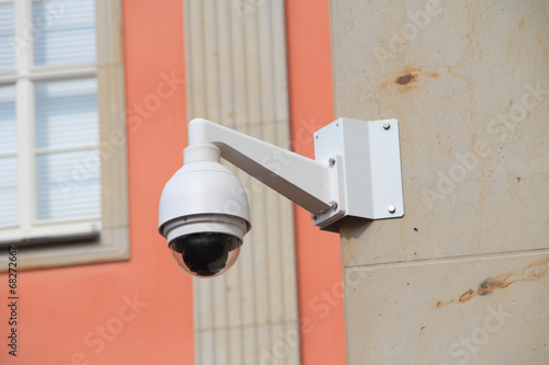Überwachungskamera an einer Hauswand