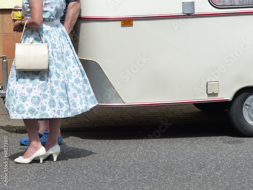 Foto Kleid und Wohnwagen im Stil der Fünfzigerjahre und Sechzigerjahre für Camping un