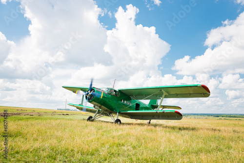 Canvas Print old airplane on green grass