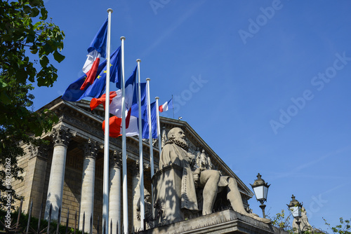 Assamblée et drapeaux français