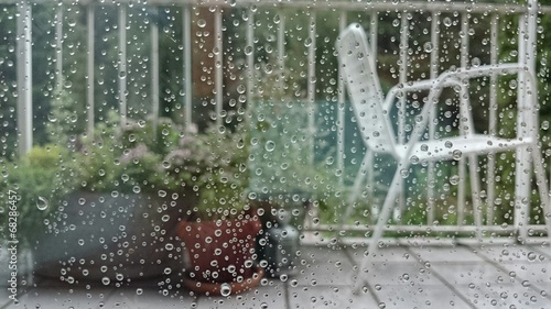 Regentropfen auf der Fensterscheibe photo