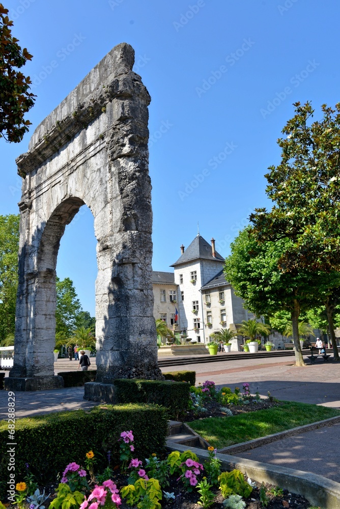Campanus Bogen mit Rathaus in Aix-les-Bains