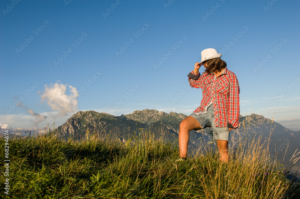 ragazza con cappello