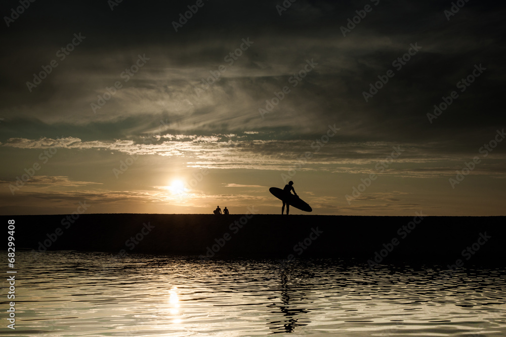 silhouette de surfer