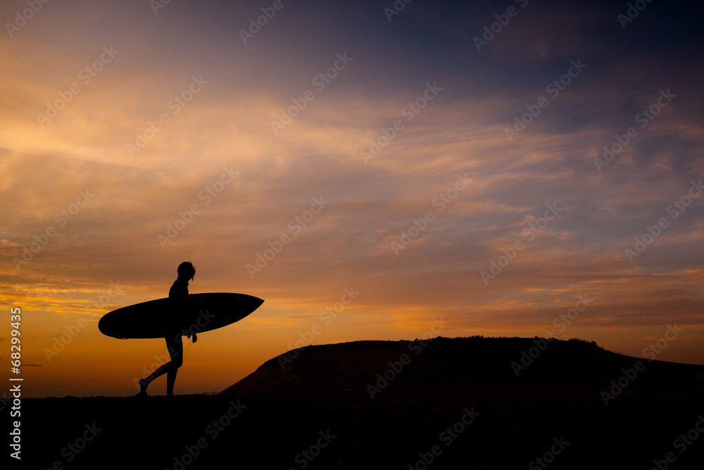 surfer et sa planche