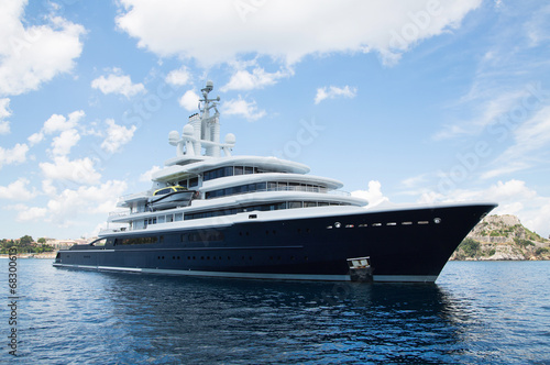 Luxus: Megagroße Yacht am Meer - Konzept Reichtum © Jeanette Dietl
