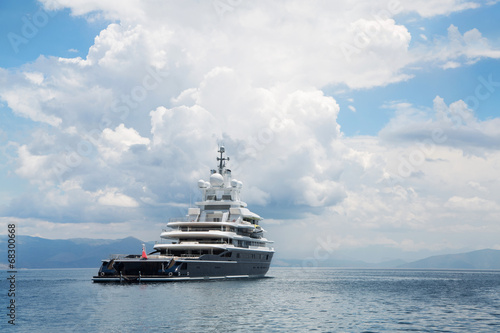 Mega Luxus Yacht am Meer als maritimer Hintergrund