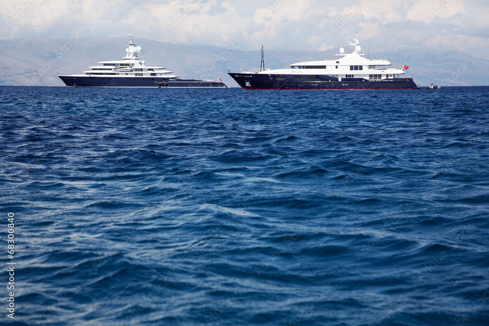 Luxus Yachten am blauen Meer als Hintergrund nautisch
