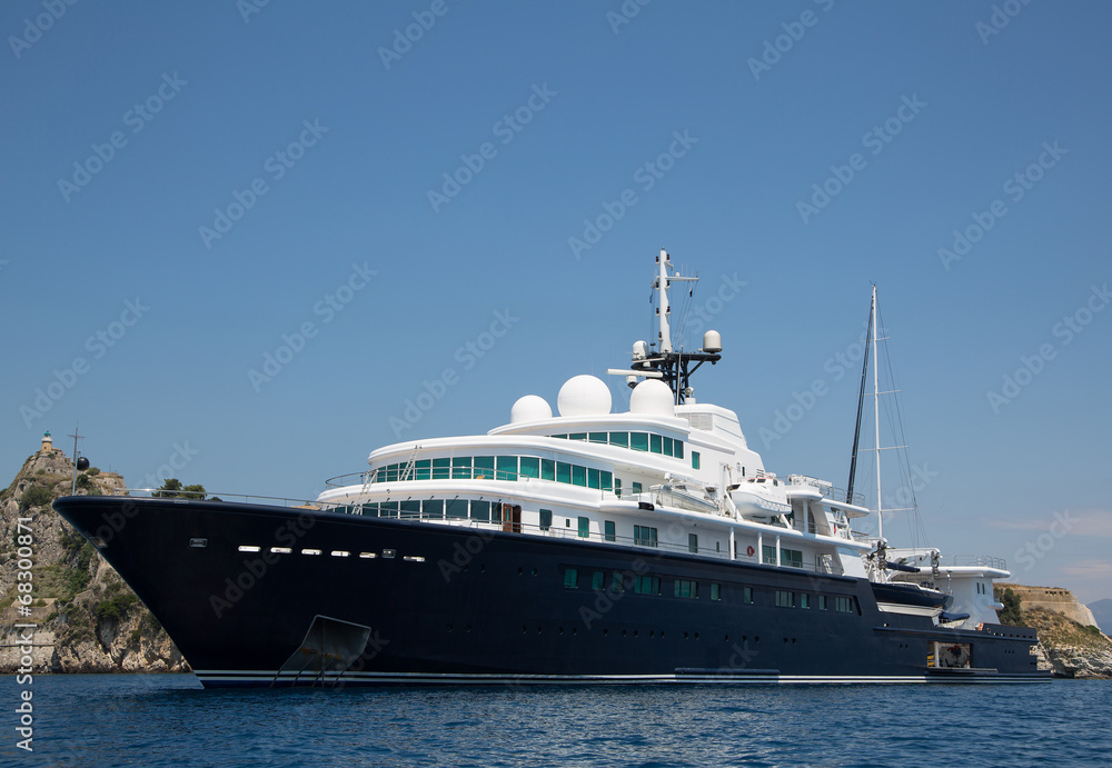 Luxuriöse Mega Yacht mit Segelschiff an Bord