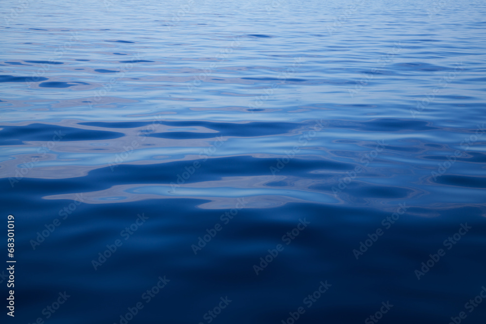 Tiefe blaue See: Hintergrund maritim mit Wellen am Meer Tiefe blaue See: Hintergrund maritim mit Wellen am Meer