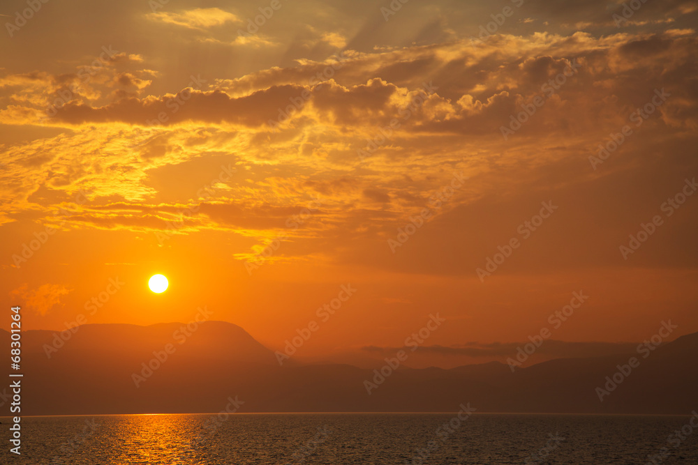 Morgenrot am Meer: Sonnenaufgang am Wasser