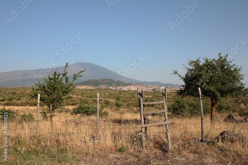 Maletto con l'Etna sullo sfondo