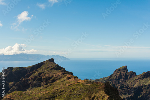 Blick zur Insel La Gomera über das Gebirge Teneriffas