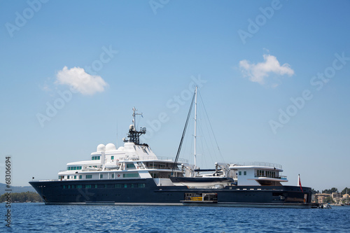 Mega Motoryacht mit Segelboot  und Motorboot an Bord © Jeanette Dietl
