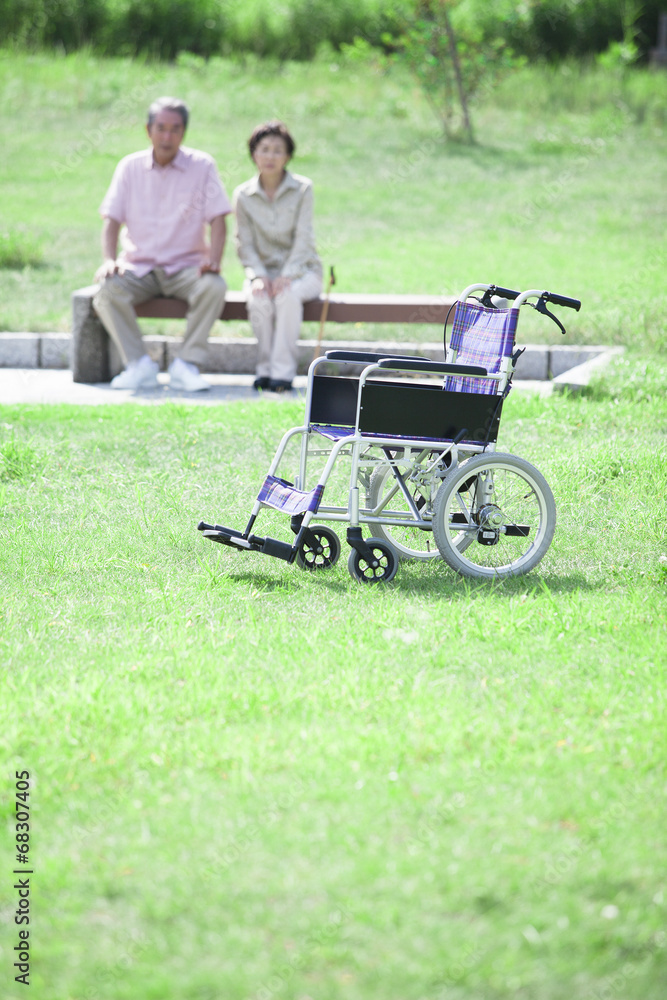 車椅子とシニアのイメージ 車椅子とシニアのイメージ