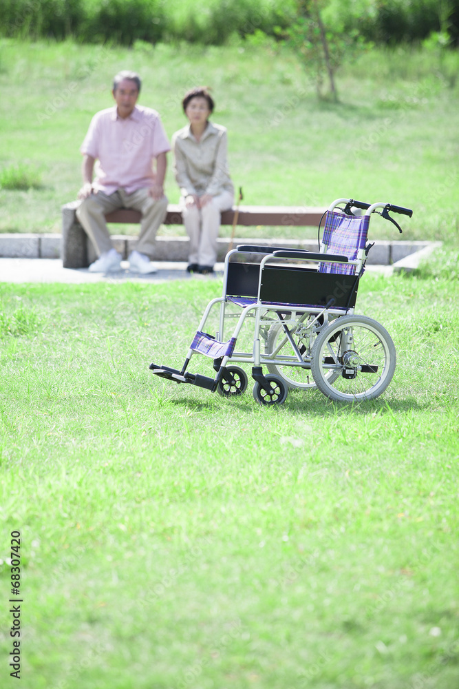 車椅子とシニアのイメージ