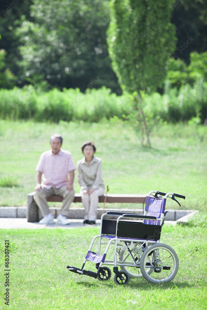 車椅子とシニアのイメージ 車椅子とシニアのイメージ