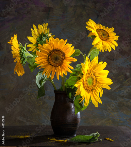 Fototapeta Naklejka Na Ścianę i Meble -  Beautiful sunflowers in a vase