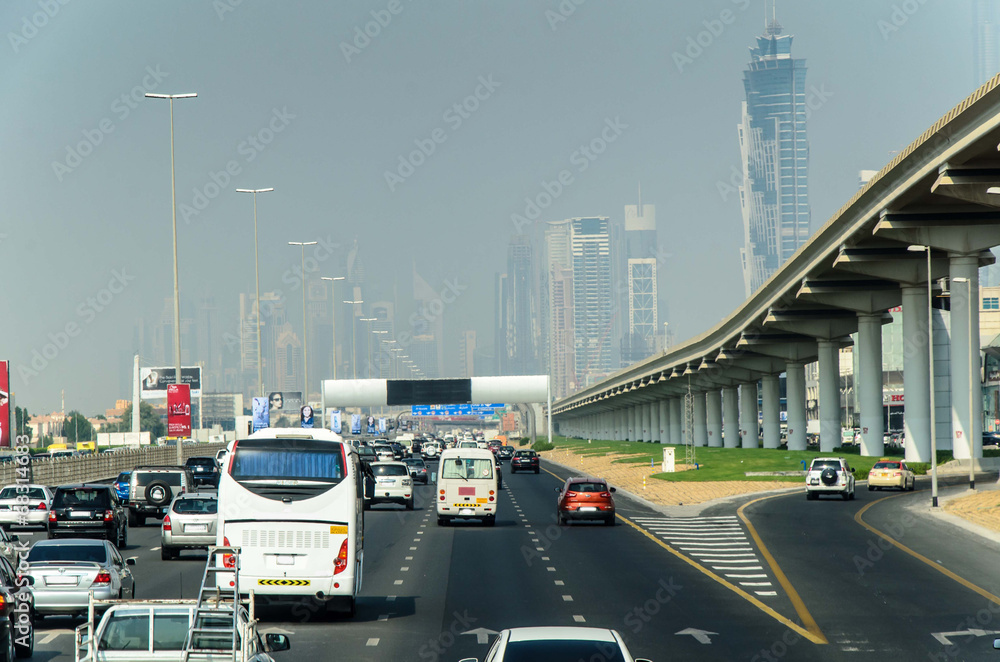 Strassenverkehr und Nebel in Dubai, VAE