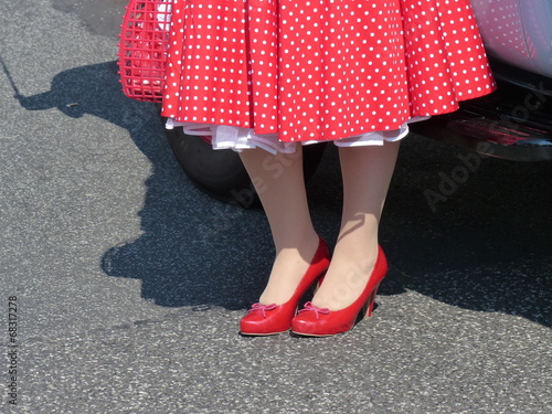 Bild auf Leinwand Roter Rock und Petticoat mit weißen Punkten und Schuhe im Stil der Fünfziger Jah