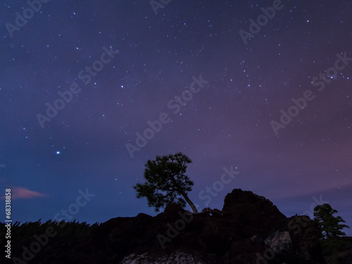 Nachthimmel über dem Teide Nationalpark auf Teneriffa