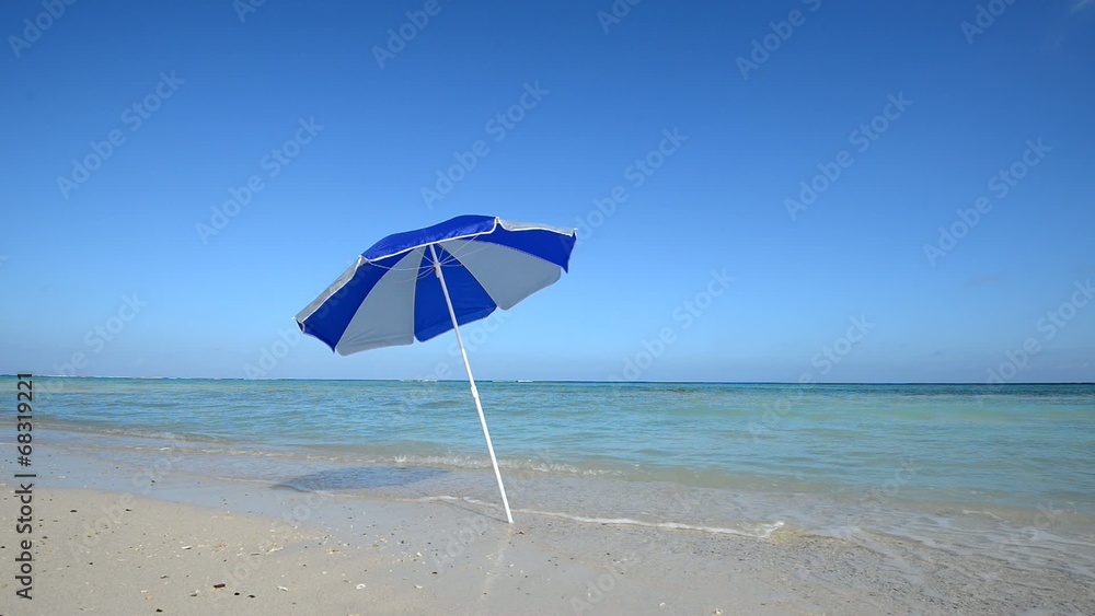 美しい砂浜に打ち寄せる波