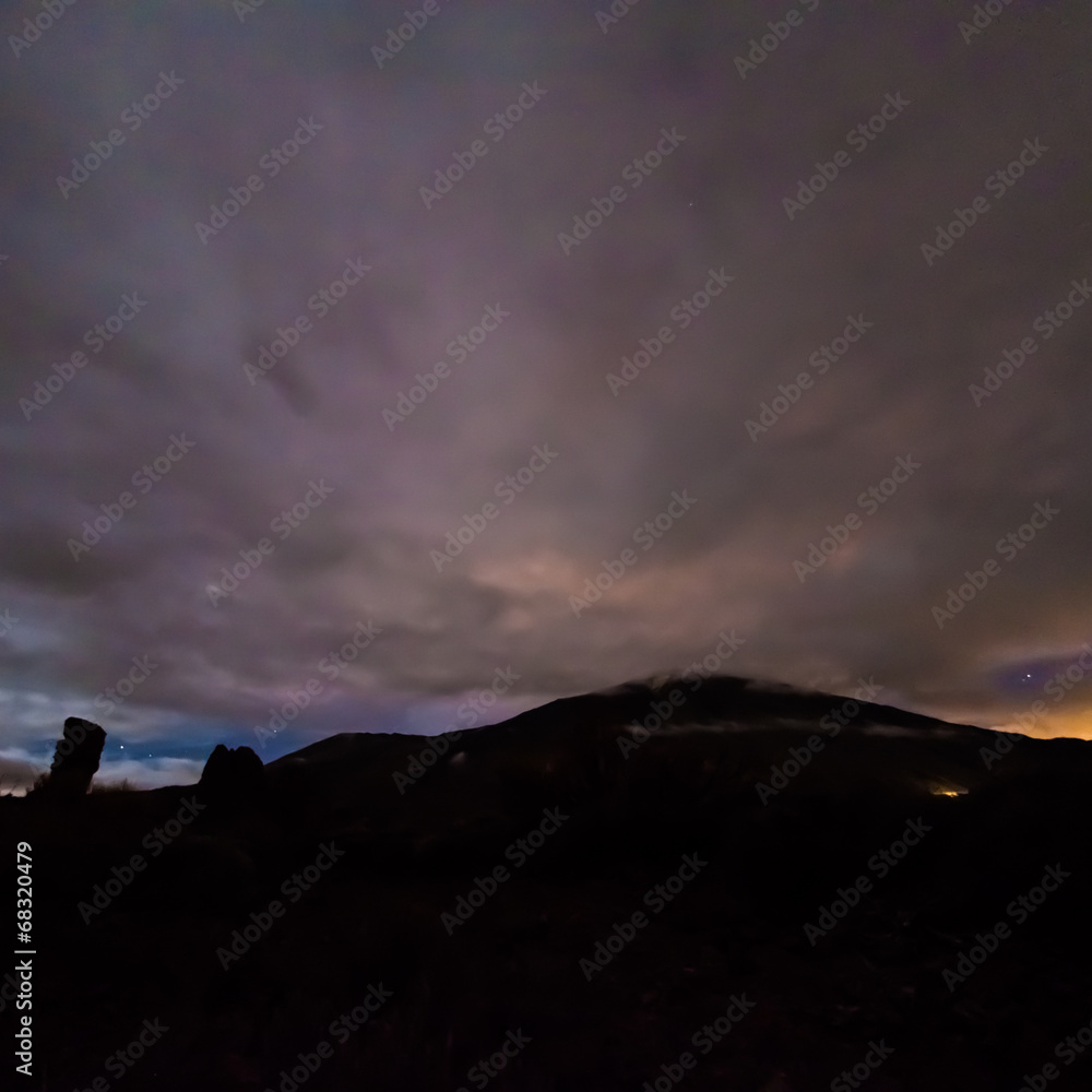 Roques de Garcia und Vulkan Teide auf Teneriffa bei Nacht