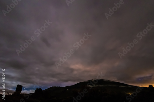 Roques de Garcia und Vulkan Teide auf Teneriffa bei Nacht