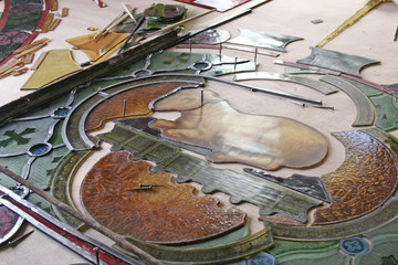 Leinwandbilder Buntglas Entstehung eines kunstvollen Bleiglasfensters  © helenedevun