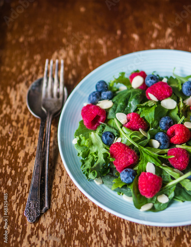 Green salad with berries and almonds