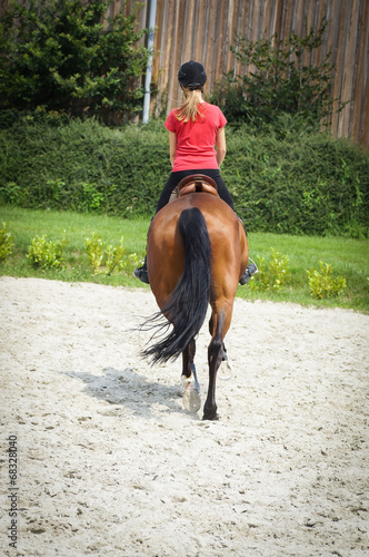 Mädchen reitet auf Pferd