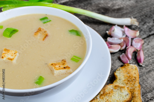 Soup garlic with toasted croutons