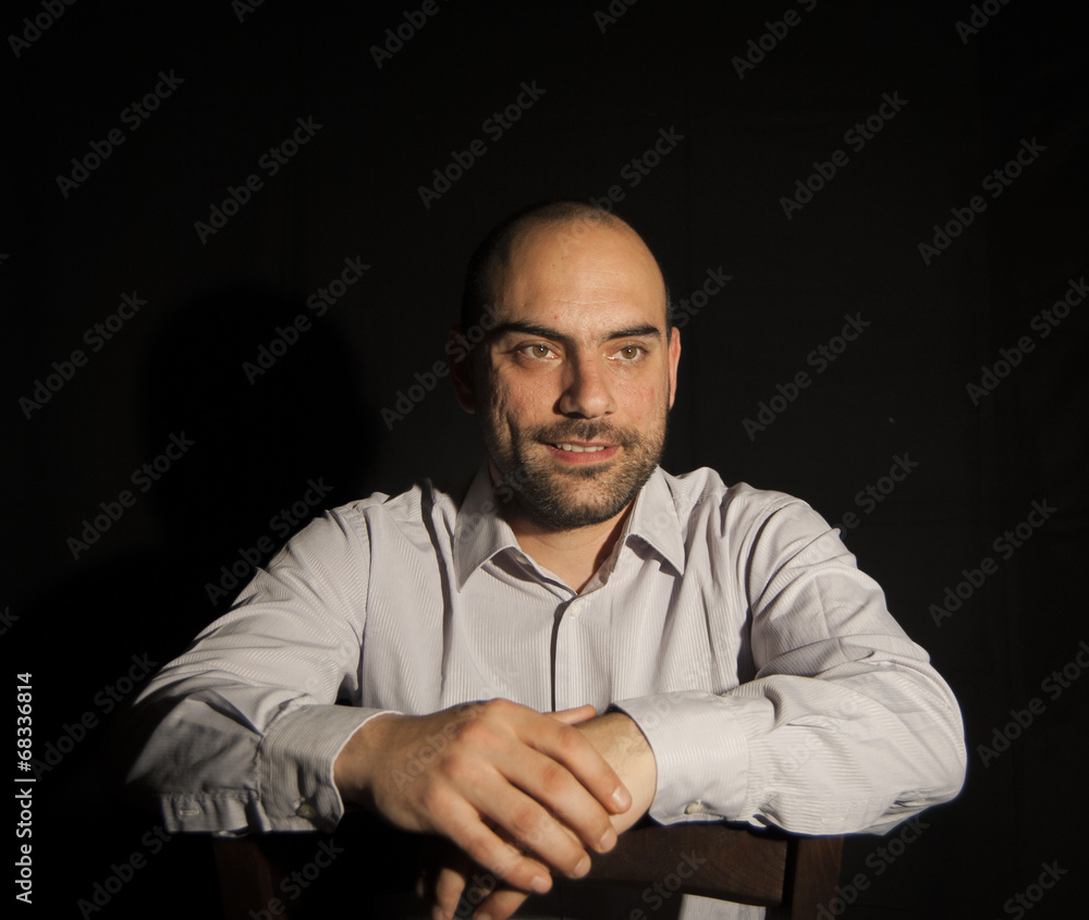 Giovane uomo su fondo nero