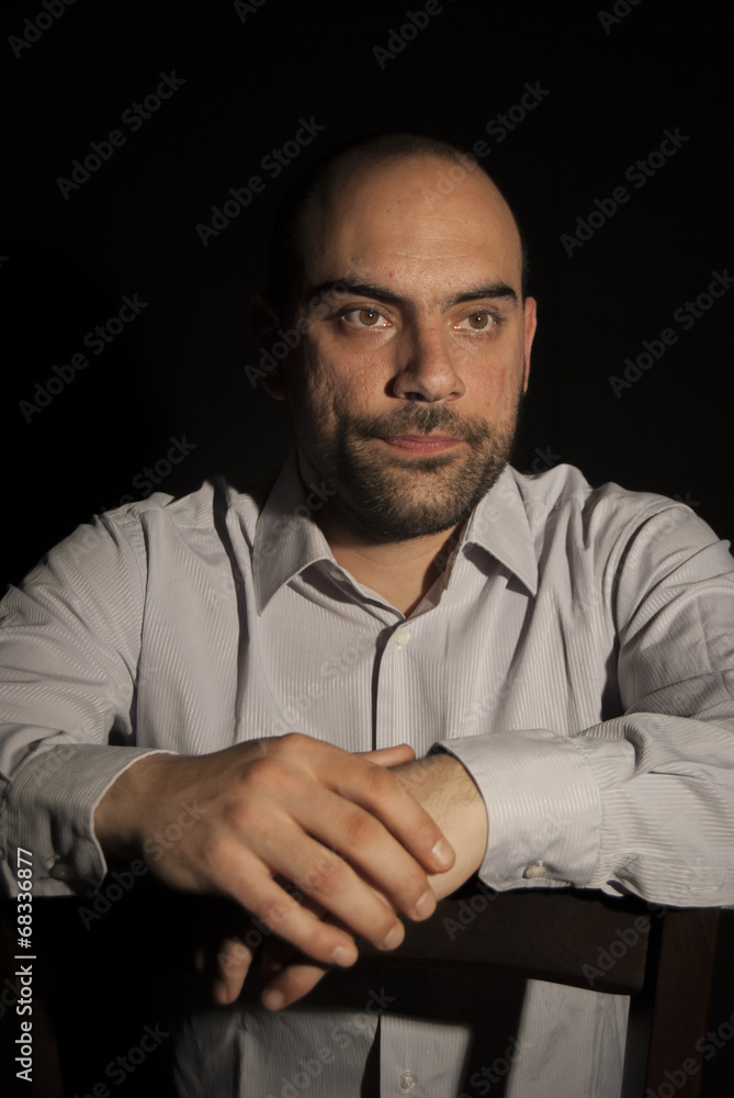 Giovane uomo su fondo nero
