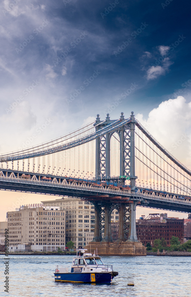 Naklejka premium Boat under Manhattan Bridge