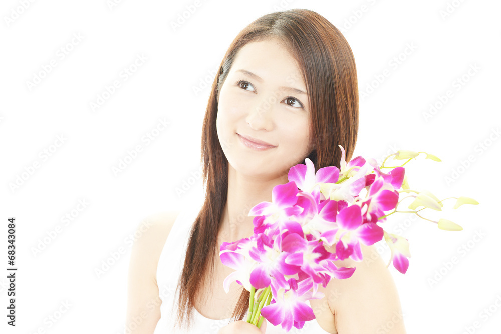 花を持つ笑顔の女性