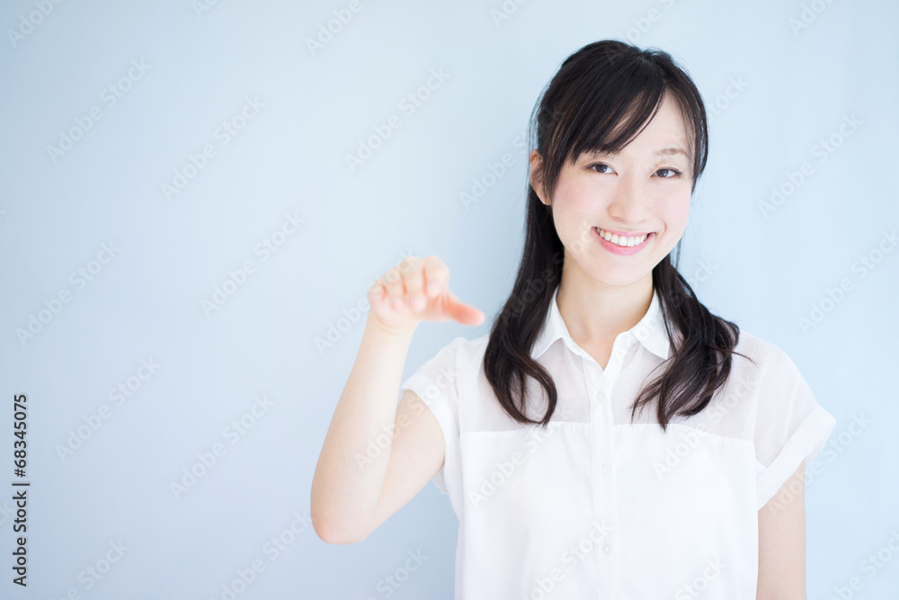 手招きする女性 手招きする女性