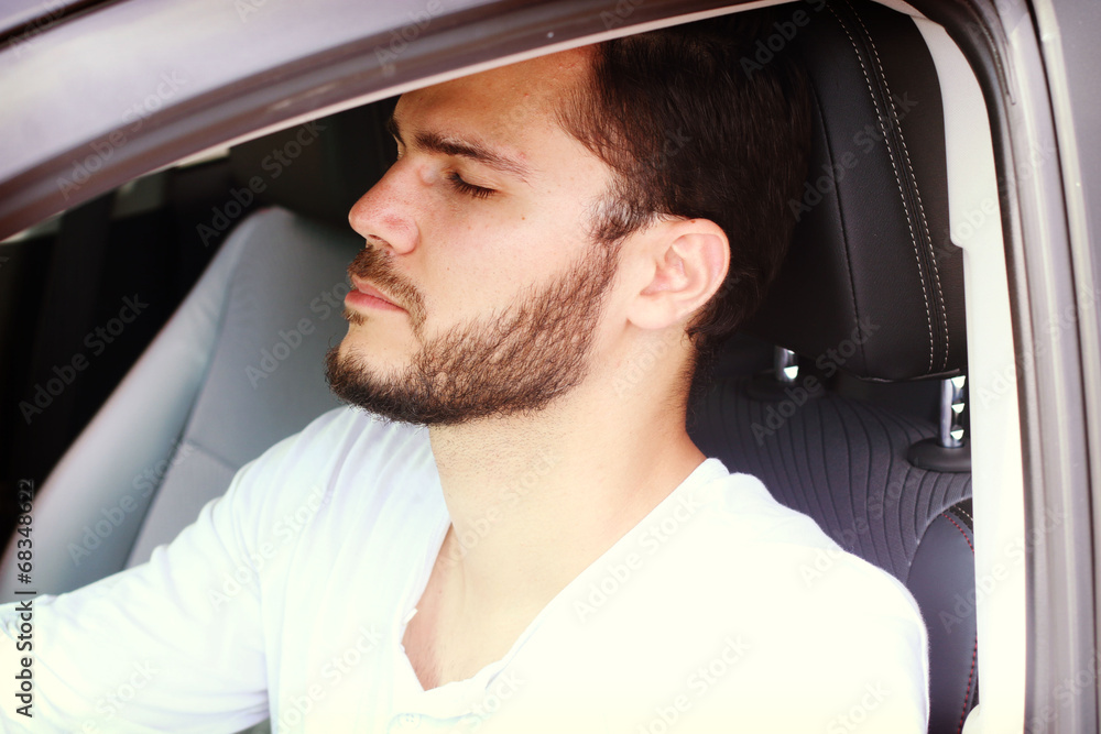 homme qui s' endort en conduisant homme qui s' endort en conduisant