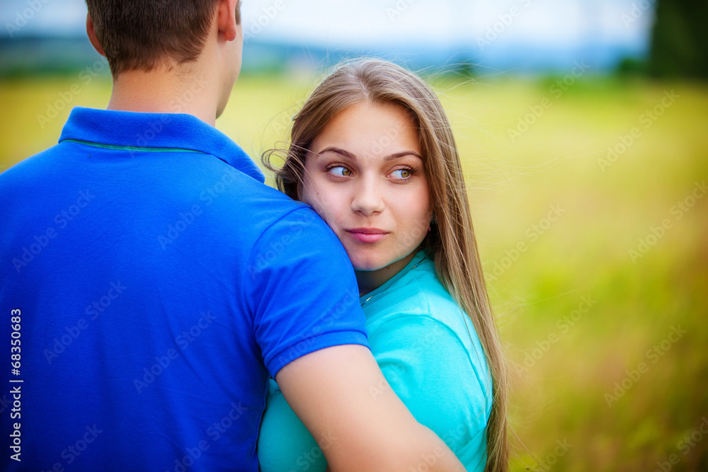 Obraz premium Romantic couple relaxing in field
