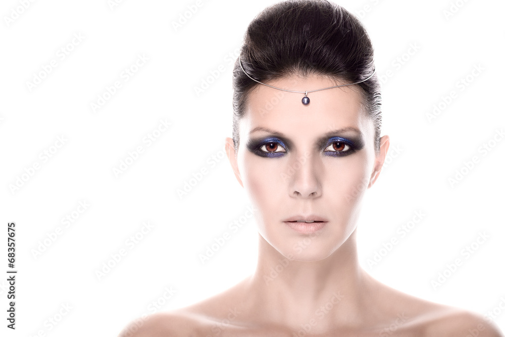 Schönes weibliches Model mit einem ernsten Blick Schönes weibliches Model mit einem ernsten Blick