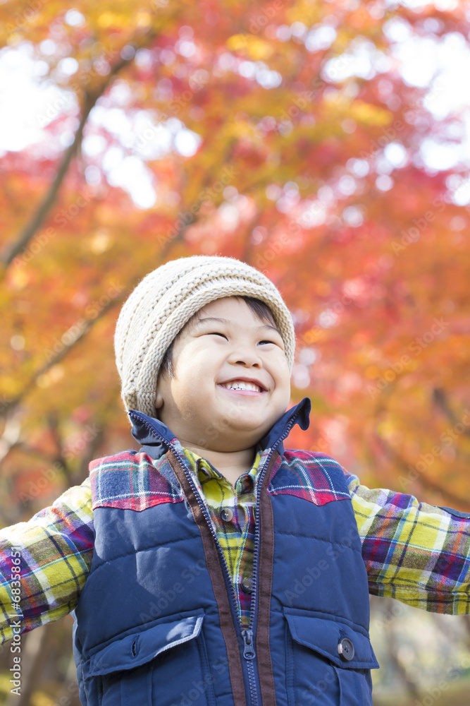 紅葉と笑顔の子供 紅葉と笑顔の子供
