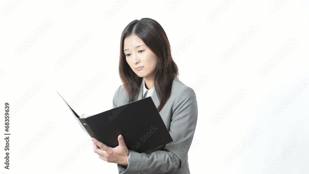 書類を確認する女性 書類を確認する女性